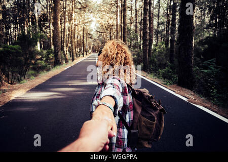 Happy traveler couple voyage avec sac à dos dans la forêt en plein air dans la nature - notion de coopération et les gens vivant de vie - Aventure Banque D'Images