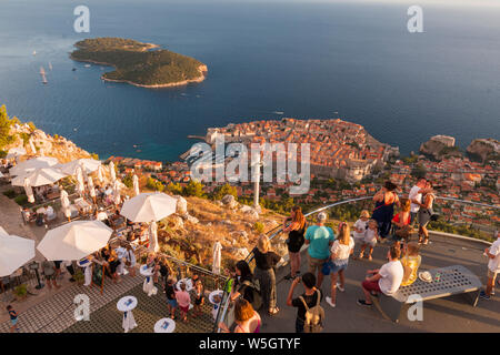 Vue aérienne de la vieille ville d'un restaurant en haut de la montagne Srd Dubrovnik, Croatie, Europe Banque D'Images