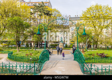 Le parc Planty dans la vieille ville médiévale, site du patrimoine mondial de l'UNESCO, Cracovie, Pologne, Europe Banque D'Images