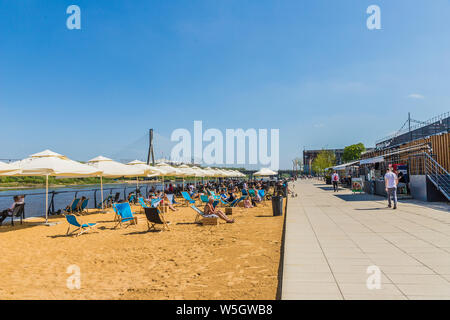 La plage et restaurants en plein air le long des boulevards Vistulan à côté de la Vistule, Varsovie, Pologne, Europe Banque D'Images