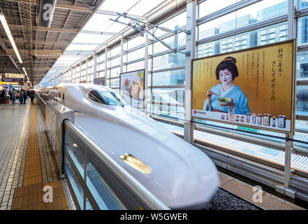 Bullet train à grande vitesse Shinkansen et de l'affiche d'une geisha, Kyoto, Japon, Asie Banque D'Images