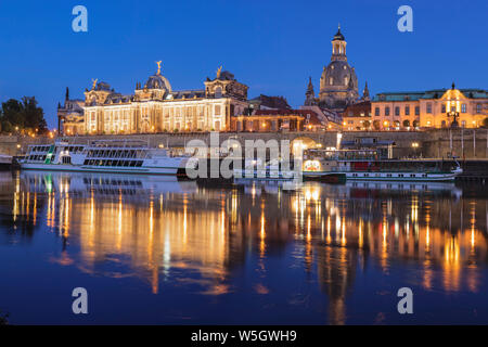 Elbe avec l'Académie des beaux-arts, Bruehlscher Terrasse, Cathédrale Frauenkirche, Dresde, Saxe, Allemagne, Europe Banque D'Images