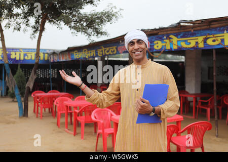 Man showing his dhaba Banque D'Images