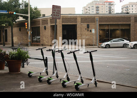 Dockless Des scooters électriques sur le trottoir Banque D'Images