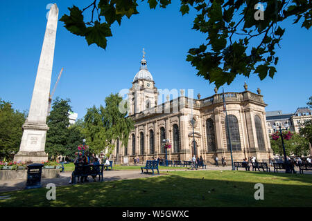 Matin d'été ensoleillé à St Philip's Cathédrale, la ville de Birmingham West Midlands England UK Banque D'Images