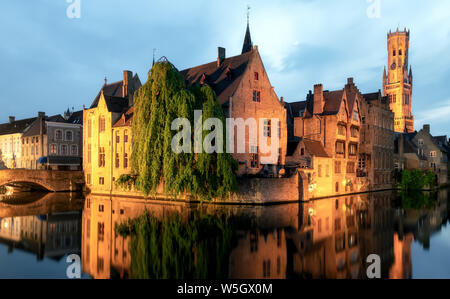 Centre-ville médiéval, UNESCO World Heritage Site, encadré par Rozenhoedkaai canal de nuit, Bruges, Flandre occidentale, Belgique, Europe Banque D'Images