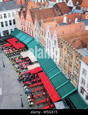 Maisons de guilde médiévale sur la place du marché (Markt), Bruges, Flandre occidentale, Belgique Banque D'Images