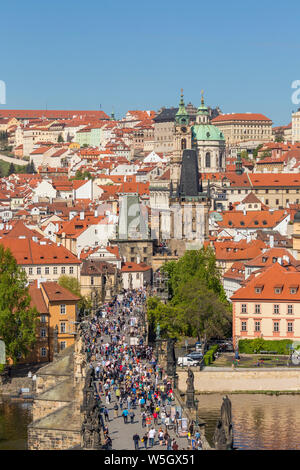 Vue de la Vieille Ville Tour du pont sur le Pont Charles et le quartier de Mala Strana, Prague, la Bohême, République Tchèque, Europe Banque D'Images