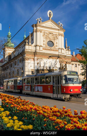 La ligne de tramway no célèbre 22 passant à l'église Saint Ignace dans la nouvelle Ville, Prague, République Tchèque, République Tchèque, Europe Banque D'Images