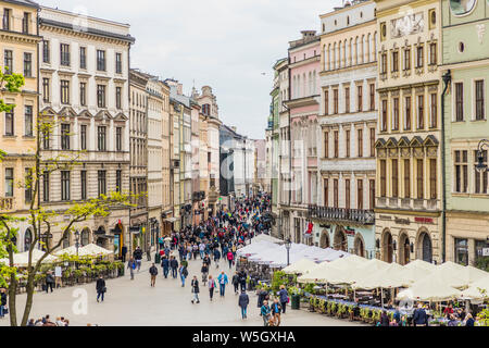 Une vue sur la place principale de la vieille ville médiévale, site du patrimoine mondial de l'UNESCO, Cracovie, Pologne, Europe Banque D'Images
