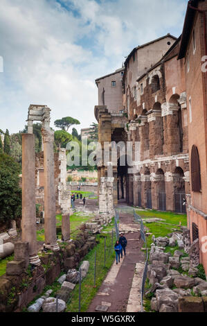 Théâtre de Marcellus droit, ruines de Temple d'Apollon Sosien, Site du patrimoine mondial de l'UNESCO, Rome, Latium, Italie, Europe Banque D'Images