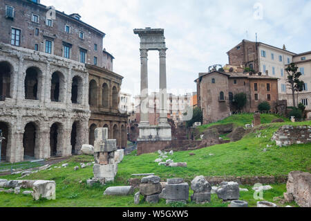 Théâtre de Marcellus gauche, Ruines de Temple d'Apollon Sosien, Site du patrimoine mondial de l'UNESCO, Rome, Latium, Italie, Europe Banque D'Images