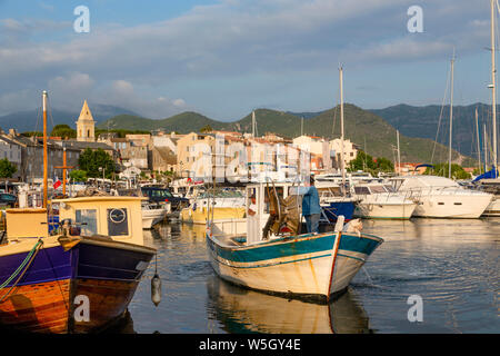 Bateau de pêche traditionnel amarré dans le petit port de Saint Florent dans le nord de la Corse, France, Europe, Méditerranée Banque D'Images