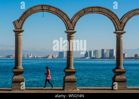 Le Malecon arches, Puerto Vallarta, Jalisco, Mexique, Amérique du Nord Banque D'Images