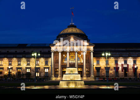 Fontaine illuminée, au crépuscule, sur le terrain de boules, en face de l'hôtel Kurhaus, à Wiesbaden, Hesse, Germany, Europe Banque D'Images