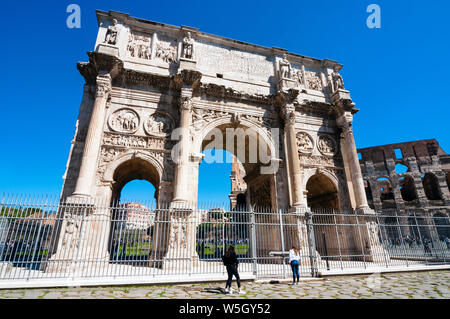 Arc de Constantin et le Colisée, côté Sud, du Colisée à droite, Site du patrimoine mondial de l'UNESCO, Rome, Latium, Italie, Europe Banque D'Images