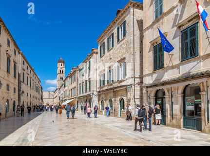 Sur les visiteurs et l'église franciscaine de Stradun et monastère, la vieille ville de Dubrovnik, site classé au Patrimoine Mondial de l'UNESCO, Dubrovnik, Dalmatie, Croatie, Europe Banque D'Images