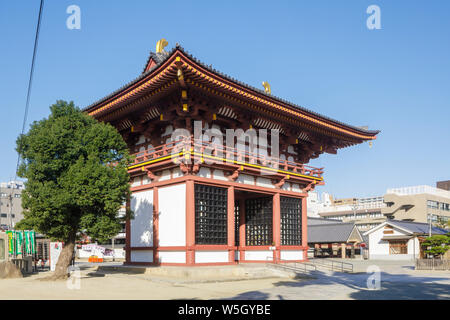 Temple Shitennoji, nommé d'après les quatre rois célestes de tradition bouddhiste, Osaka, Japon, Asie Banque D'Images