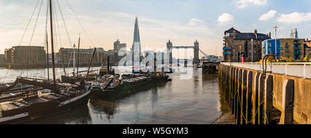 Le Tower Bridge et le Fragment au coucher du soleil, vu derrière la Tamise, Tower Hamlets, London, Angleterre, Royaume-Uni, Europe Banque D'Images