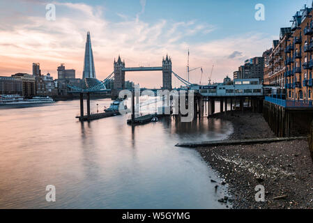 Le Tower Bridge et le Fragment au coucher du soleil, vu derrière la Tamise, Tower Hamlets, London, Angleterre, Royaume-Uni, Europe Banque D'Images