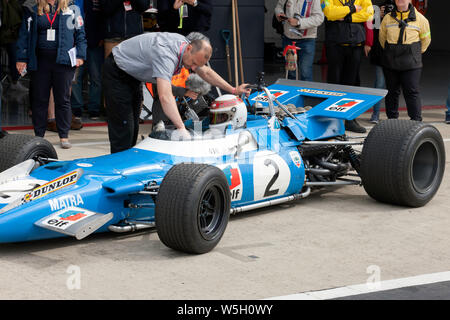 Sir Jackie Stewart est aidé du pilotage de son championnat 1969 Matra MS80-02 primé, après avoir effectué quelques tours à grande vitesse autour de Silverstone Banque D'Images