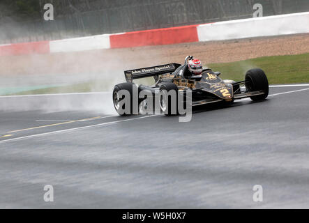 La conduite d'un Kubota 1982 Katsuaki, Lotus 91/7 sous la pluie, au cours de la Sir Jackie Stewart, maîtres de la FIA de Formule Un historique de la race, à la Silverstone Classic 2019. Banque D'Images