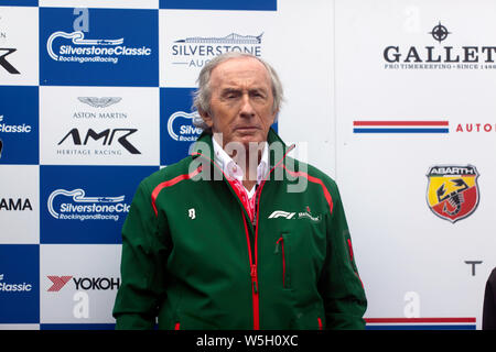 Sir Jackie Stewart concernant l'hymne national, à la cérémonie des lauréats pour les maîtres de la FIA de Formule 1 historiques. Banque D'Images
