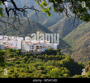 Le village blanc d'Istan, cachés dans des montagnes de la Sierra de las Nieves, Andalousie, Espagne Banque D'Images