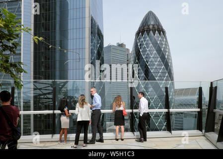 Les employés de bureau Affichage des bâtiments dans la ville de Londres à partir de la terrasse du jardin à 120 Fenchurch Street en été 2019 London UK KATHY DEWITT Banque D'Images