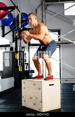 Jeune homme musclé en perfectionnant le fort saut. Formation Crossfit Banque D'Images