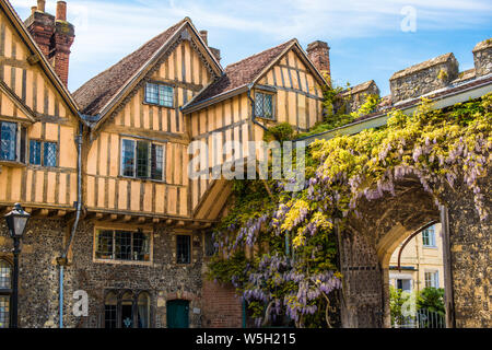 Prieuré Gate et bâtiments de Cheyney Tudor Court à côté de la cathédrale de Winchester, Hampshire, Angleterre, Royaume-Uni, Europe Banque D'Images