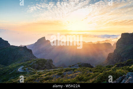 Vue Aérienne Vue panoramique sur le village de Masca, attraction touristique la plus visitée, Tenerife, Canaries, Espagne, Europe, Atlantique Banque D'Images