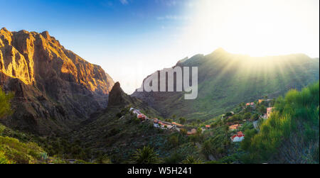 Vue Aérienne Vue panoramique sur le village de Masca, attraction touristique la plus visitée, Tenerife, Canaries, Espagne, Europe, Atlantique Banque D'Images