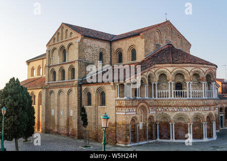 Vue jour externe de 7ème siècle Basilique Santa Maria e San Donato (Basilica dei Santi Maria e Donato), Murano, Venise, l'UNESCO, Veneto, Italie Banque D'Images