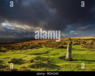 Une forte lumière sur l'ancienne croix de granit Bennett, Dartmoor National Park, près de Clapham, Devon, Angleterre, Royaume-Uni, Europe Banque D'Images