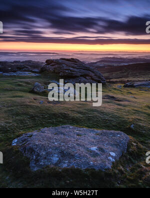 Affichage de l'Aube à l'Est avec brouillard dans les vallées, Dartmoor National Park vu de Haytor, Bovey Tracey, Devon, Angleterre, Royaume-Uni, Europe Banque D'Images