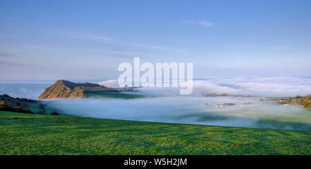 Printemps avec vaste brouillard et brume sur Otterton et Ladram Bay vue depuis la colline de pointe, Greenbottom, Devon, Angleterre, Royaume-Uni, Europe Banque D'Images