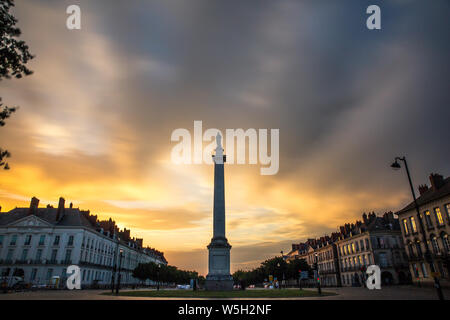 France, Loire Atlantique, Nantes, place Marechal Foch, statue de Louis XVI sur une colonne au coucher du soleil Banque D'Images