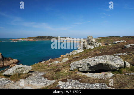 Les roches de granit sur une plage près de la vieille ville, à la recherche à 110320, St Mary's, Îles Scilly, Angleterre, Royaume-Uni, Europe Banque D'Images