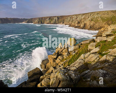 La magnifique et isolé de Pedn Vounder vu de Logan Rock, près de Porthcurno, Cornwall, Angleterre, Royaume-Uni, Europe Banque D'Images