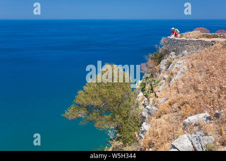 Lone visiteur admirant vue sur la mer Tyrrhénienne de sommet de La Rocca, Cefalu, Palerme, Sicile, Italie, Méditerranée, Europe Banque D'Images