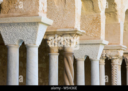 Rangée de colonnes et chapiteaux sculptés finement dans le cloître de la cathédrale arabo-normand, l'UNESCO, Cefalu, Palerme, Sicile, Italie, Méditerranée Banque D'Images