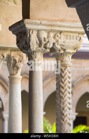 Les colonnes à chapiteaux sculptés finement dans le cloître de la cathédrale arabo-normand, l'UNESCO, Cefalu, Palerme, Sicile, Italie, Méditerranée Banque D'Images
