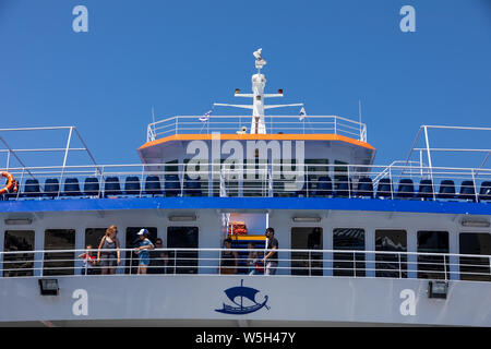 Thassos, Grèce - 20 juillet 2019 : le pont avec les passagers des ferries, s'étend de la ville de l'île de Thassos Keramoti Banque D'Images