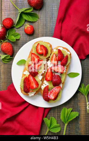 Sandwiches avec des fraises et des kiwis, vue du dessus Banque D'Images