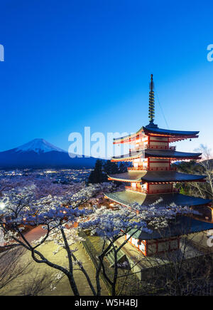 Cherry Blossom à Chureito Arakurayama Pagode dans Parc Sengen, et le Mont Fuji, 3776m, l'UNESCO, Yamanashi Prefecture, Honshu, Japan, Asia Banque D'Images