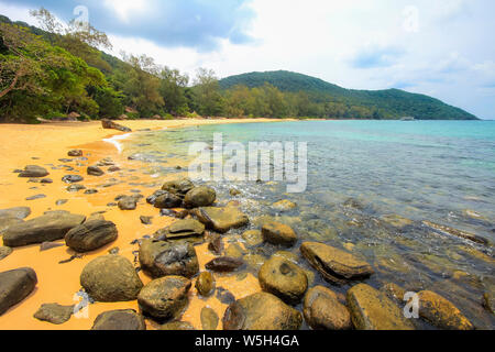 Sunset Beach sur la côte ouest plus calme de cette maison de vacances île, Coucher de soleil sur la plage, île de Koh Rong Sanloem, Sihanoukville, Cambodge, Indochine Banque D'Images