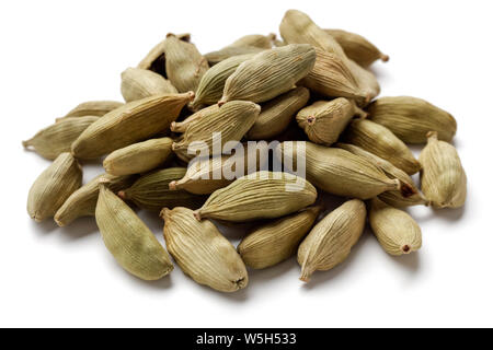 Tas de gousses de cardamome isolé sur fond blanc Banque D'Images