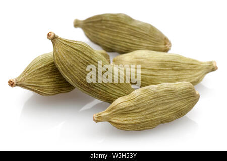 Tas de gousses de cardamome isolé sur fond blanc Banque D'Images