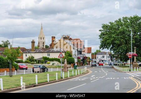 Une vue le long de la route en regardant vers le Slough centre du village de Datchet dans le Berkshire, Royaume-Uni Banque D'Images